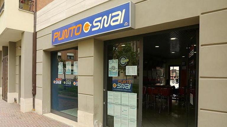 Forzano la porta sul retro e rubano soldi e un pc alla Snai