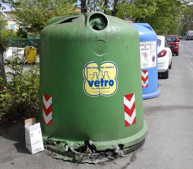 Campana per la raccolta del vetro esplode nella notte