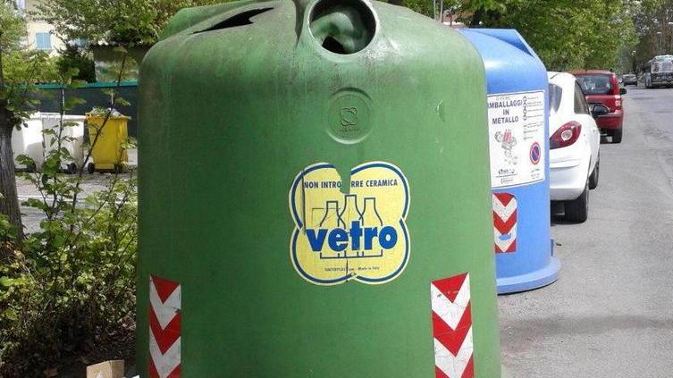 Campana per la raccolta del vetro esplode nella notte