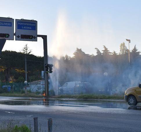 Una fontana d’acqua a Mola per la rottura di un tubo