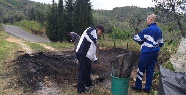 Si uccide dandosi fuoco nell’auto 
