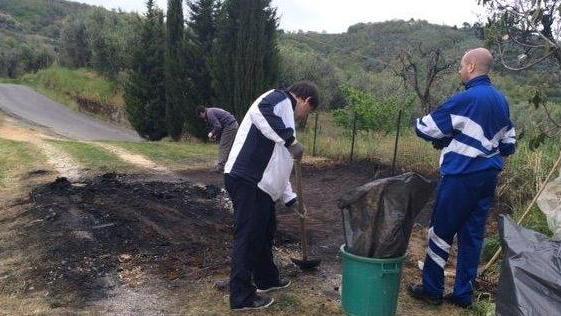 Si uccide dandosi fuoco nell’auto