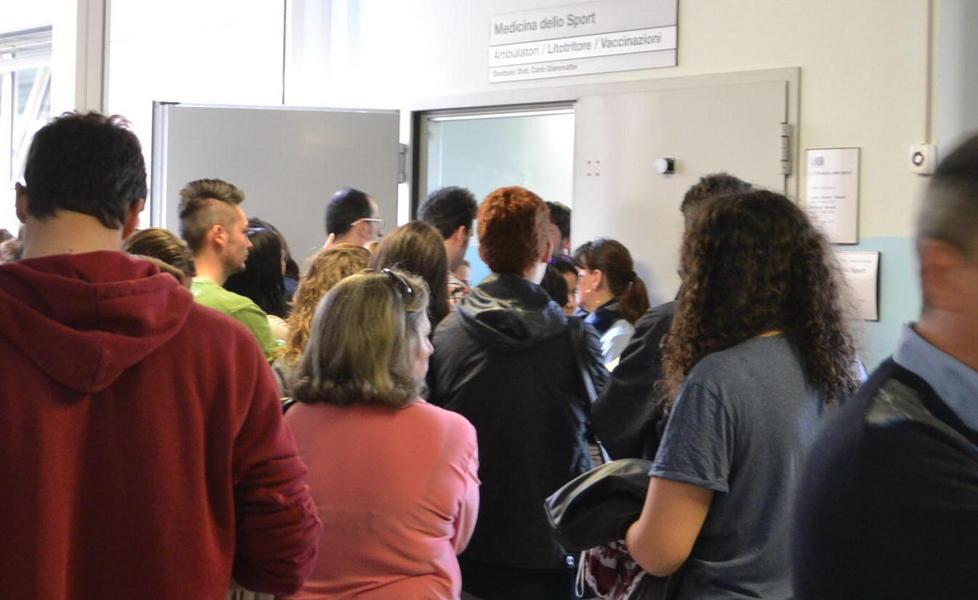 Meningite, decine in fila per vaccinarsi 
