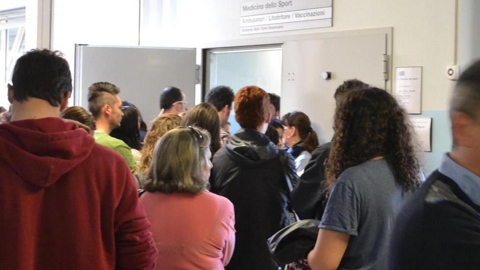 Meningite, decine in fila per vaccinarsi
