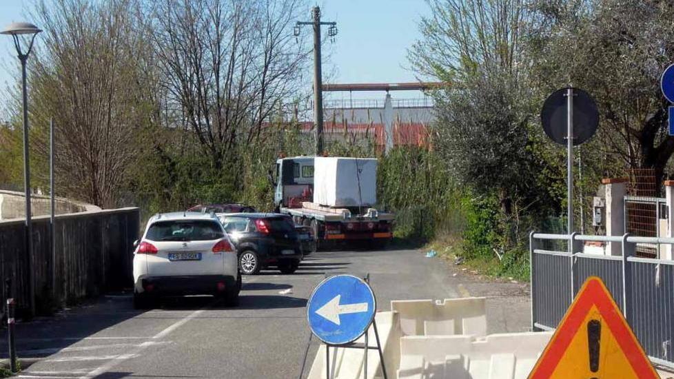 Accesso caos alle ditte di via Argine destro