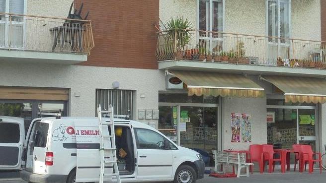 Assalto serale a tre negozi: calci alle vetrine e danni
