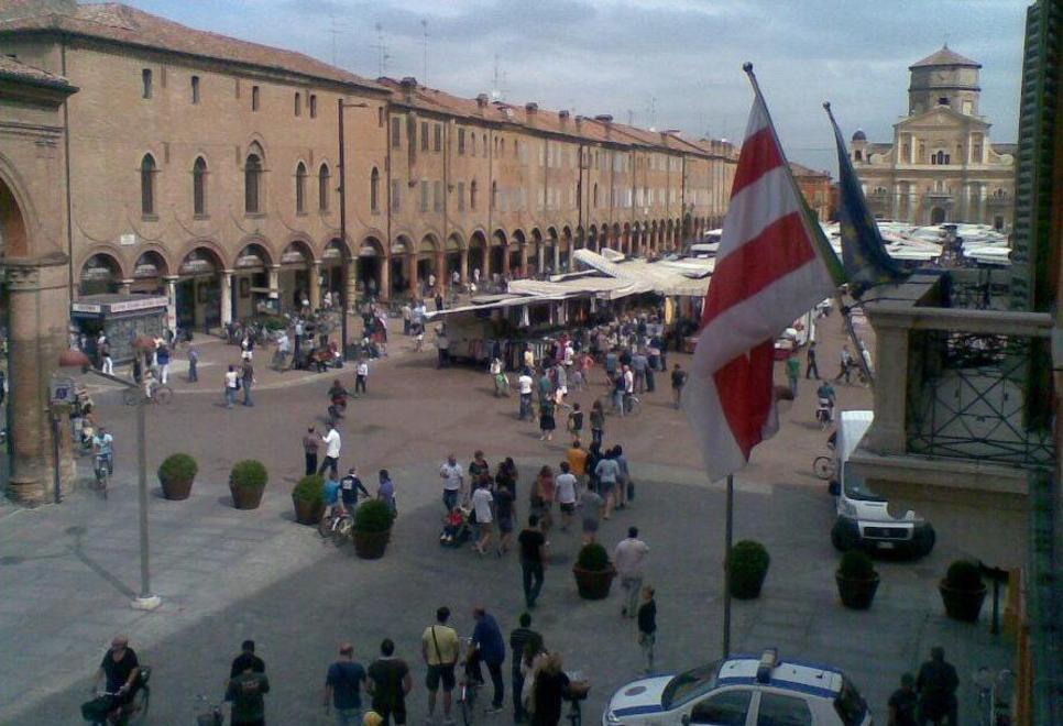 «Riaprire piazza Martiri al passaggio delle auto» 