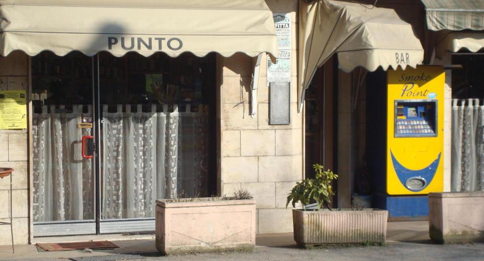 Usano un’auto come ariete e fanno razzìa al Punto Bar 