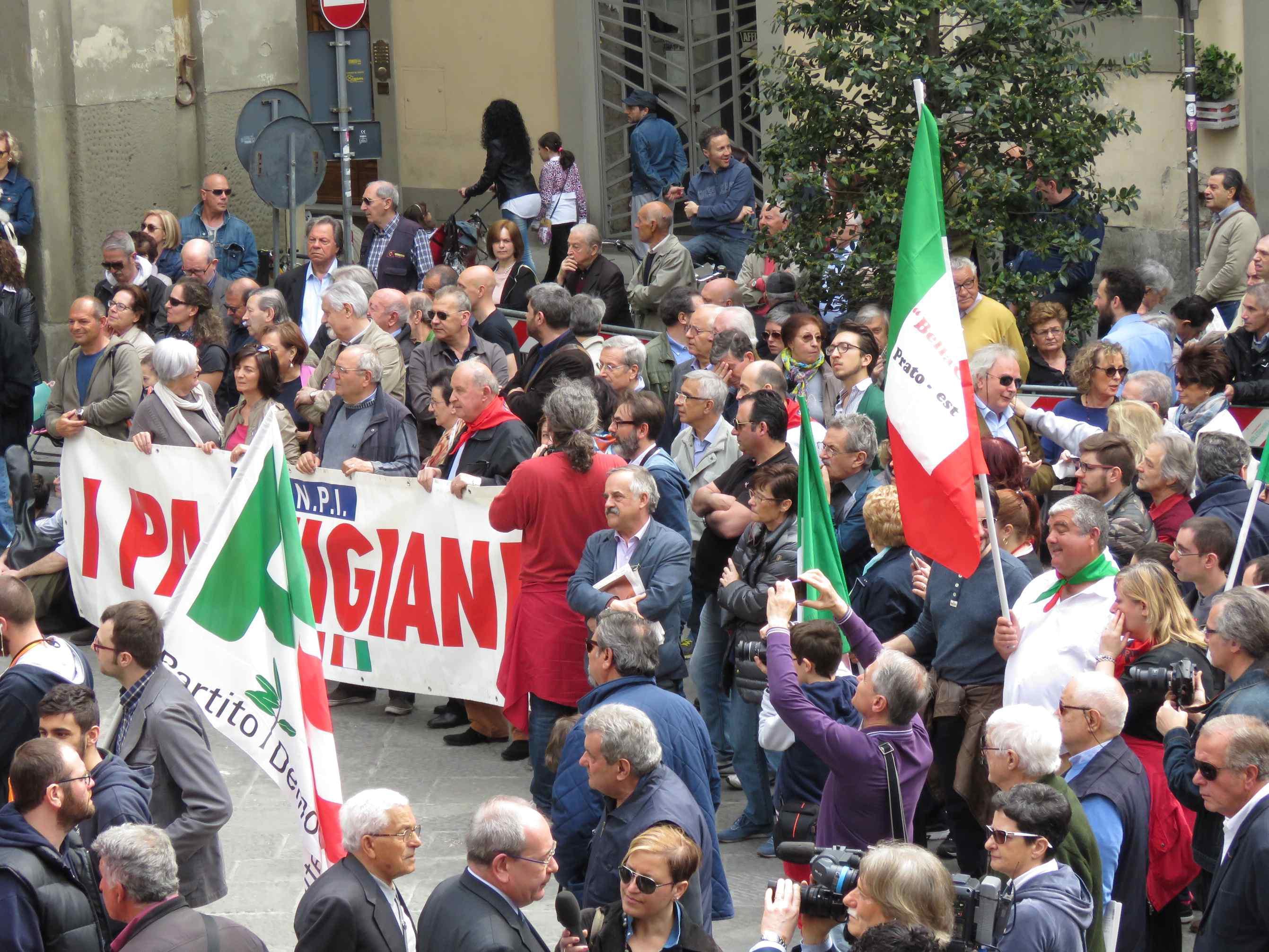 In piazza del Comune per festeggiare la Liberazione (foto Batavia)
