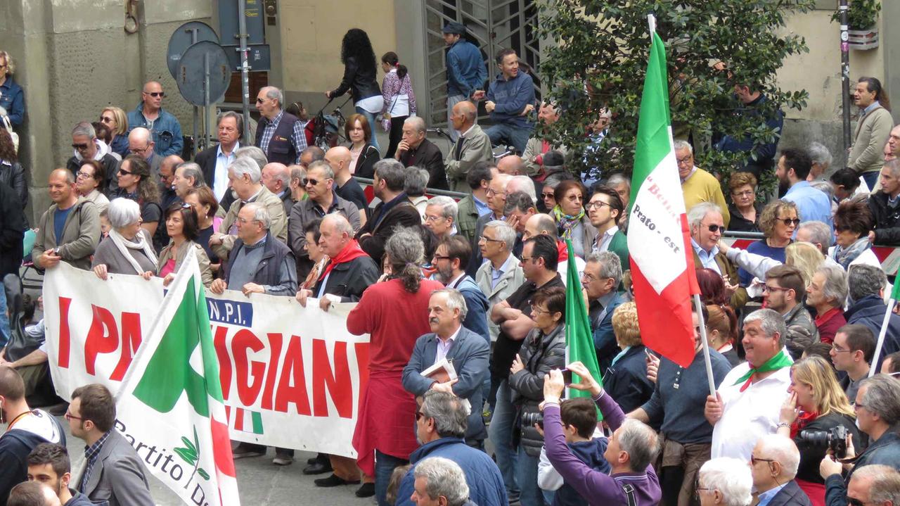 In piazza del Comune per festeggiare la Liberazione (foto Batavia)