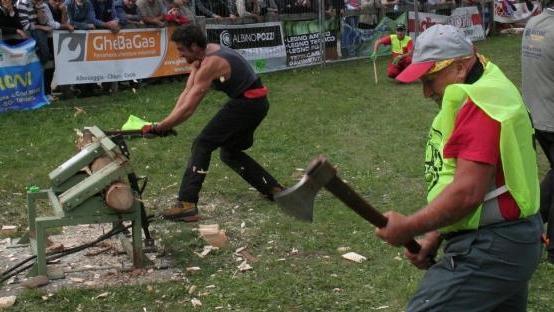Boscaioli impegnati in una competizione di triathlon