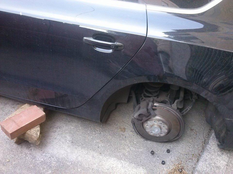 L'auto alla quale sono stati tolti gli pneumatici