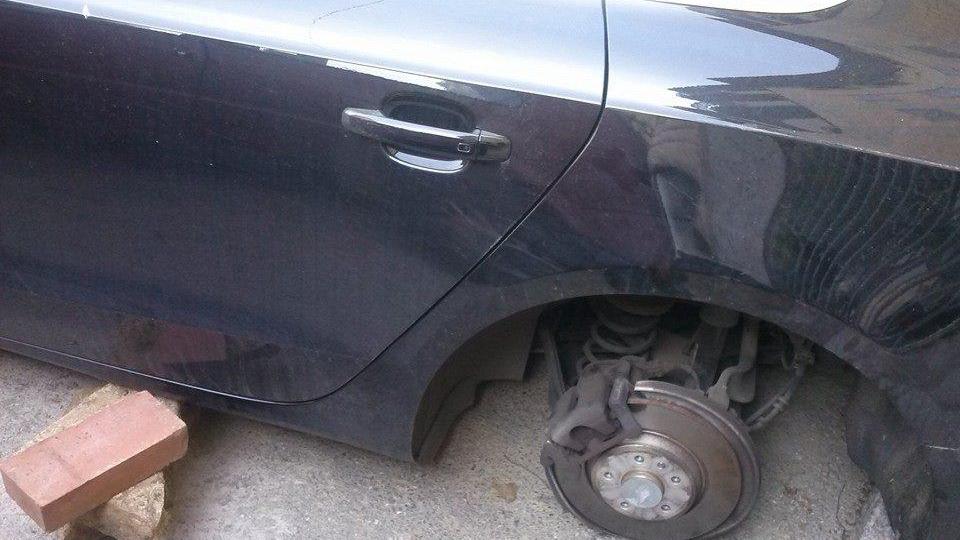 L'auto alla quale sono stati tolti gli pneumatici