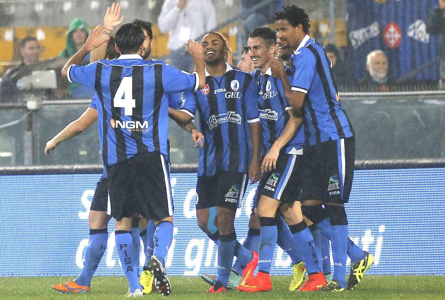 Il Pisa vincitore all'andata per 2-1: Finocchio festeggiato dai compagni