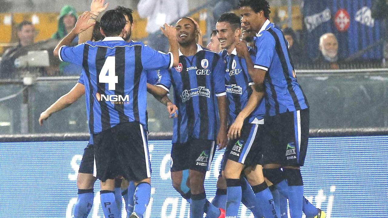 Il Pisa vincitore all'andata per 2-1: Finocchio festeggiato dai compagni