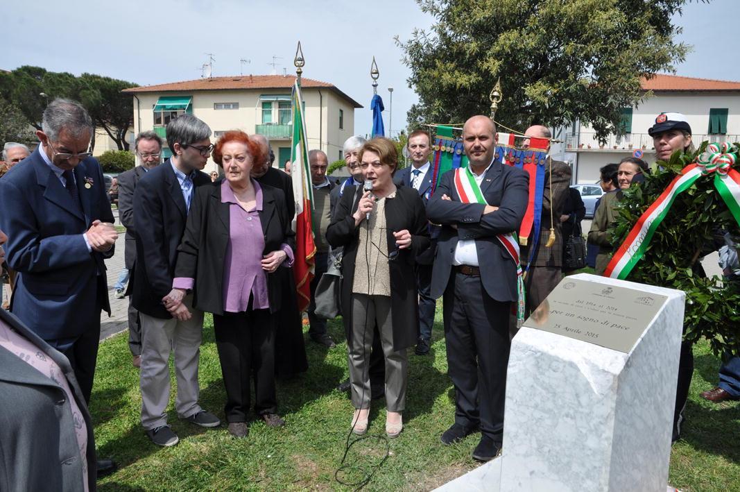 L’inaugurazione dell’opera di Villani in piazza Martiri di Belfiore a San Pietro in Palazzi