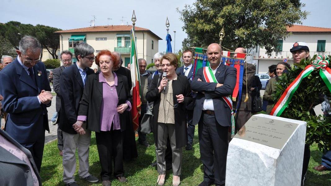 L’inaugurazione dell’opera di Villani in piazza Martiri di Belfiore a San Pietro in Palazzi