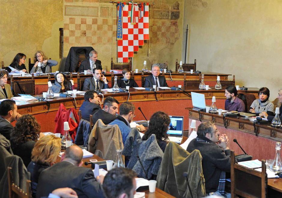 Una seduta del consiglio comunale di Pistoia (foto Gori)