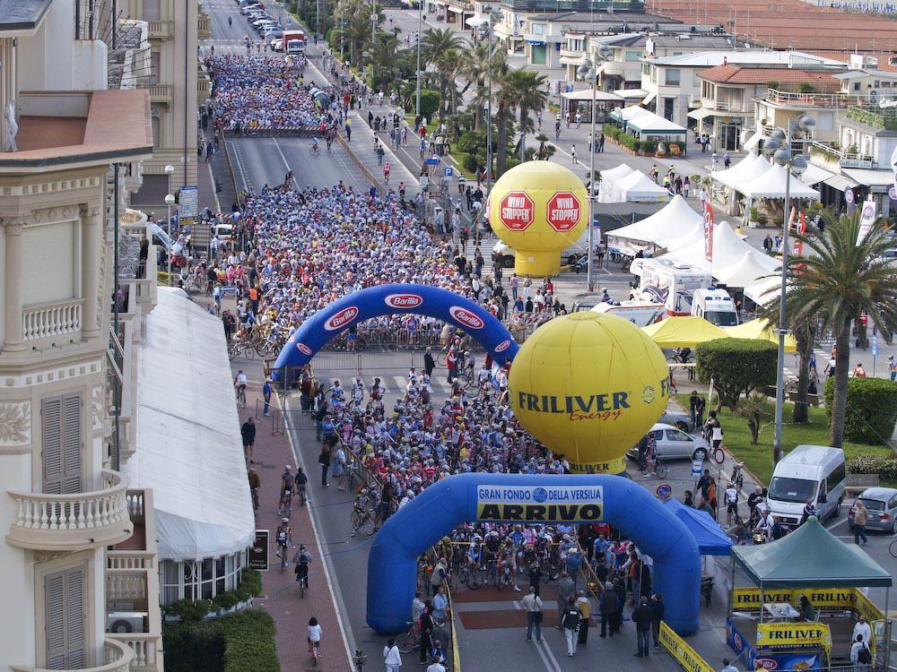 La partenza di una edizione della Gran fondo Diavolo in Versilia