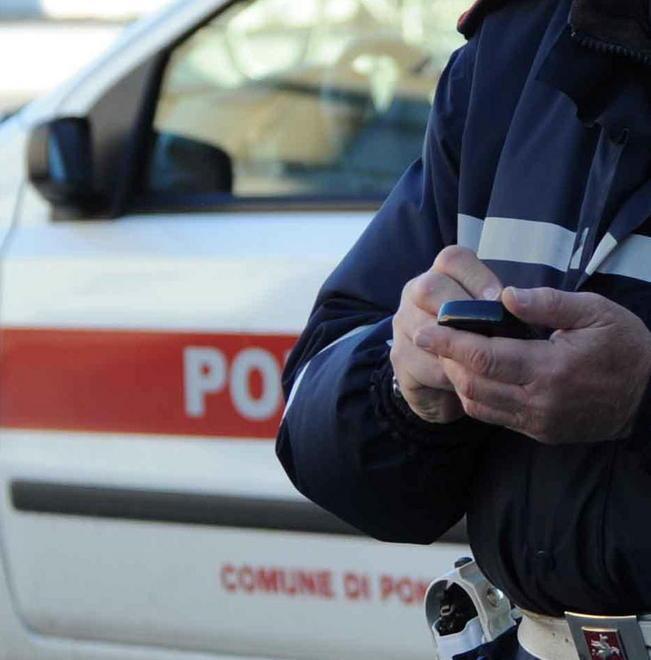 Gli rubano l’auto e collezionano multe per divieto di sosta