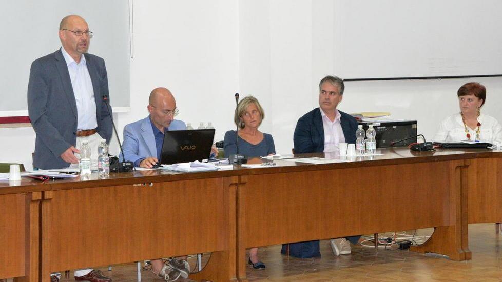 In consiglio fino a notte fra litigi e accuse pesanti