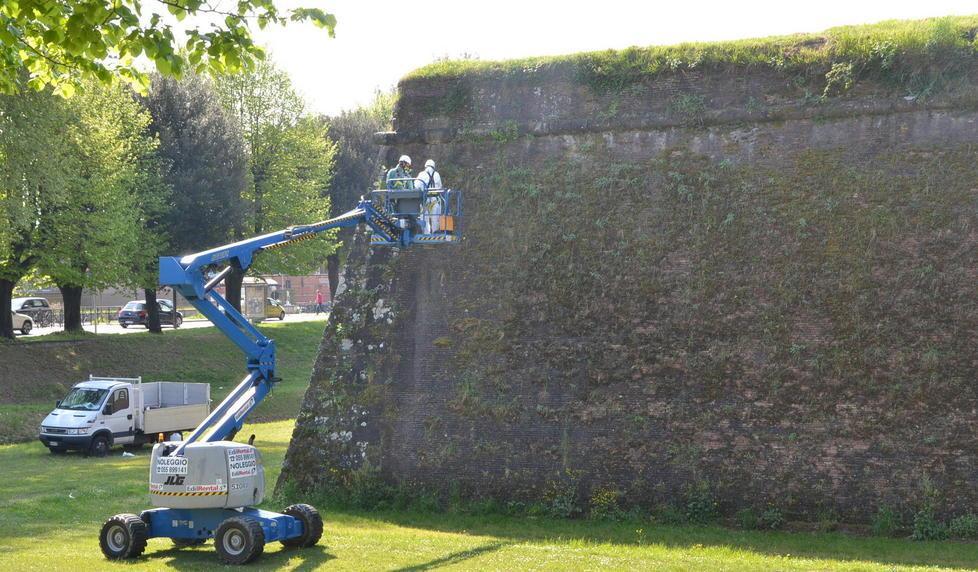 Mura, lavori al paramento e per la pista ciclabile 