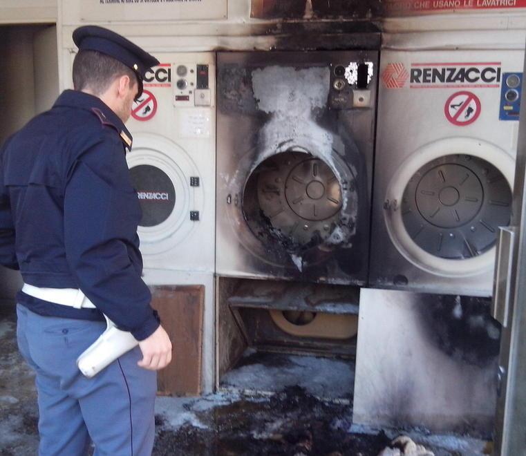 Asciugatore sovraccarico va a fuoco una lavanderia