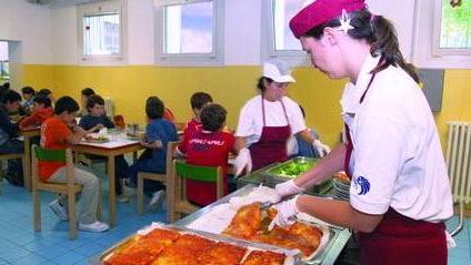 Mense, 10 lavoratrici senza assunzione