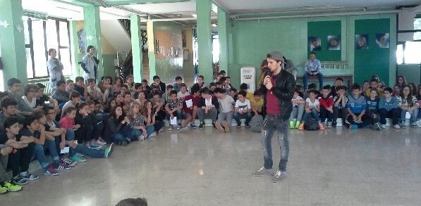 Duecento studenti in delirio a Fiorano per Francesco Sole 