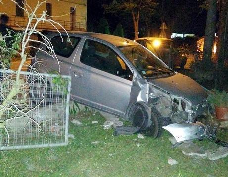 Finisce con l’auto in cortile