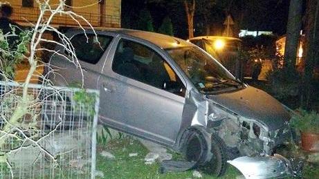 Finisce con l’auto in cortile