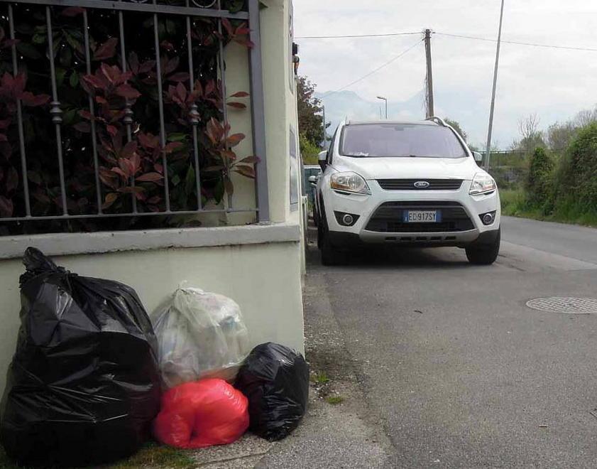 abbandonati: proteste In via Bulderini pezzi di mobilio, rifiuti e ferro abbandonati accanto alle case 