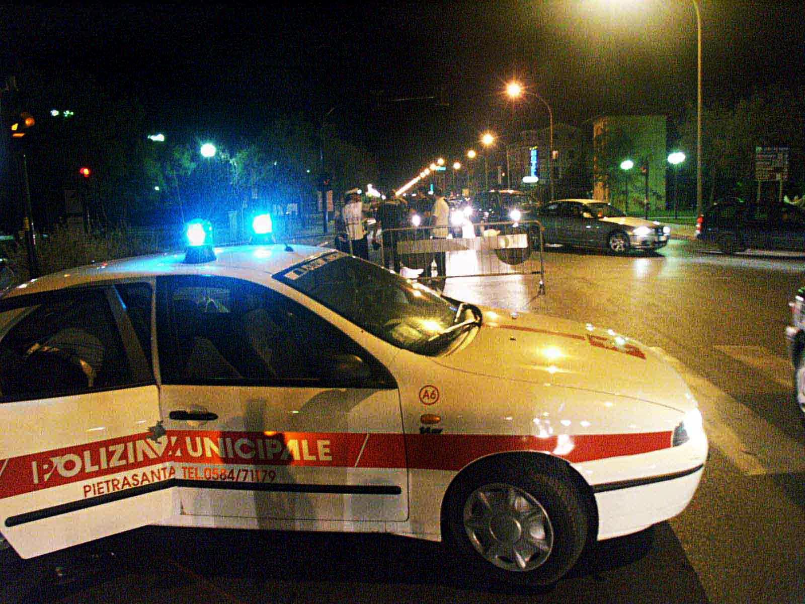 Una pattuglia della polizia municipale di Pietrasanta