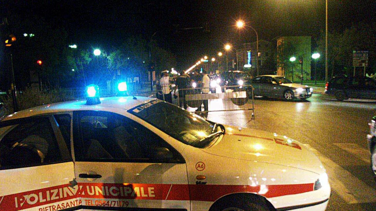 Una pattuglia della polizia municipale di Pietrasanta