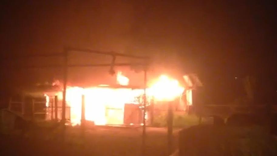 Incendio lungo l'autostrada, salvati gli animali di una rimessa