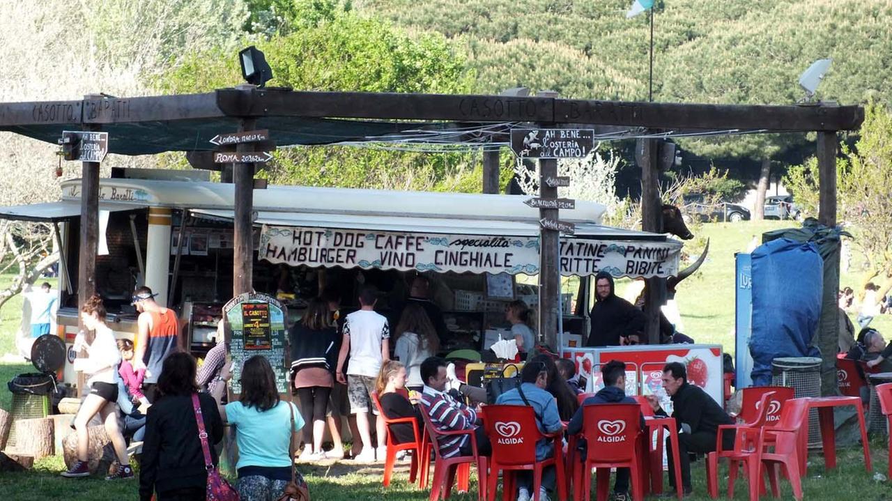Il venditore ambulante di panini e porchetta sul pratone (foto Pabar)
