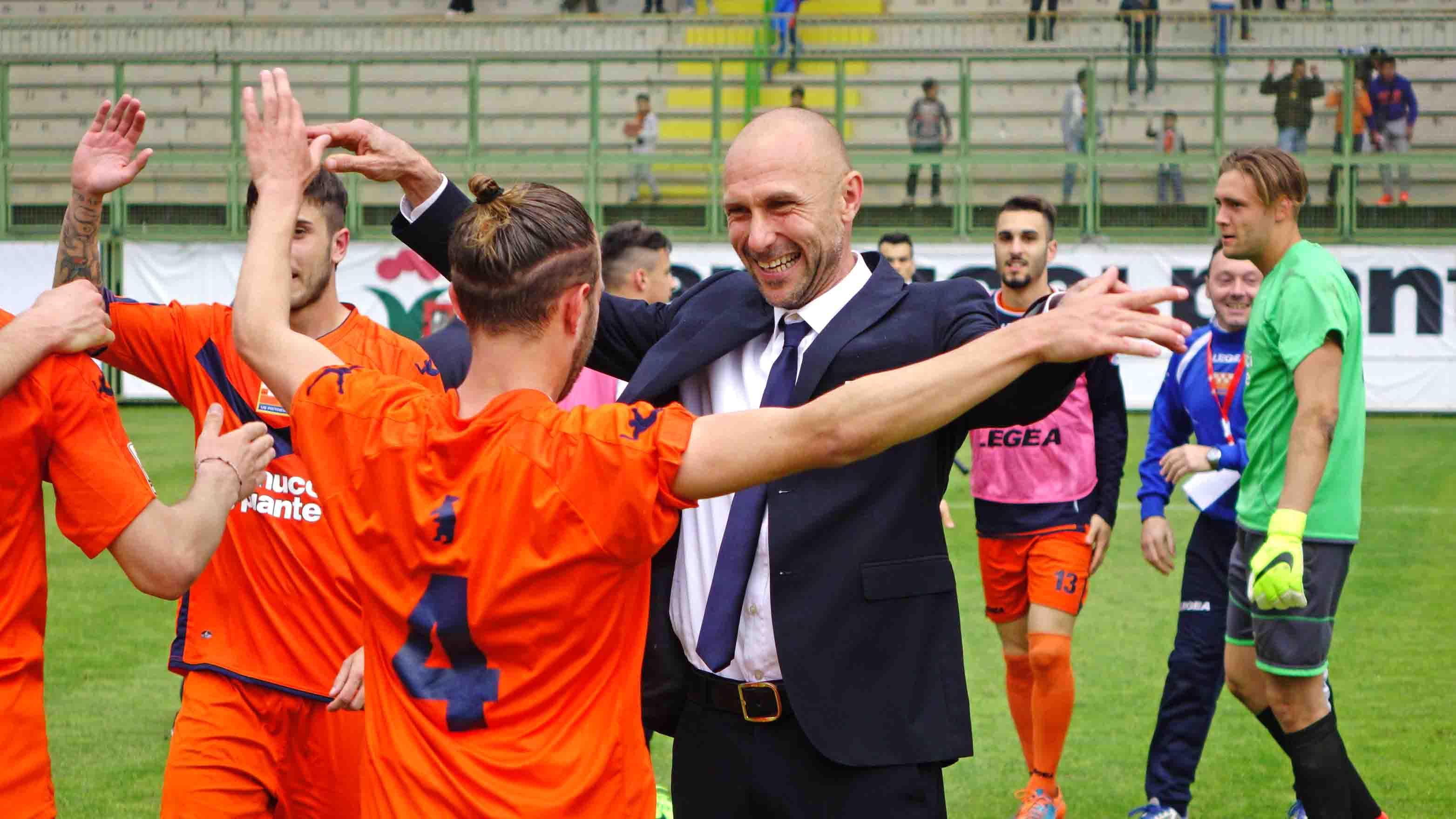 Mungo, autore della doppietta, festeggiato da Sottili (Foto Gori)