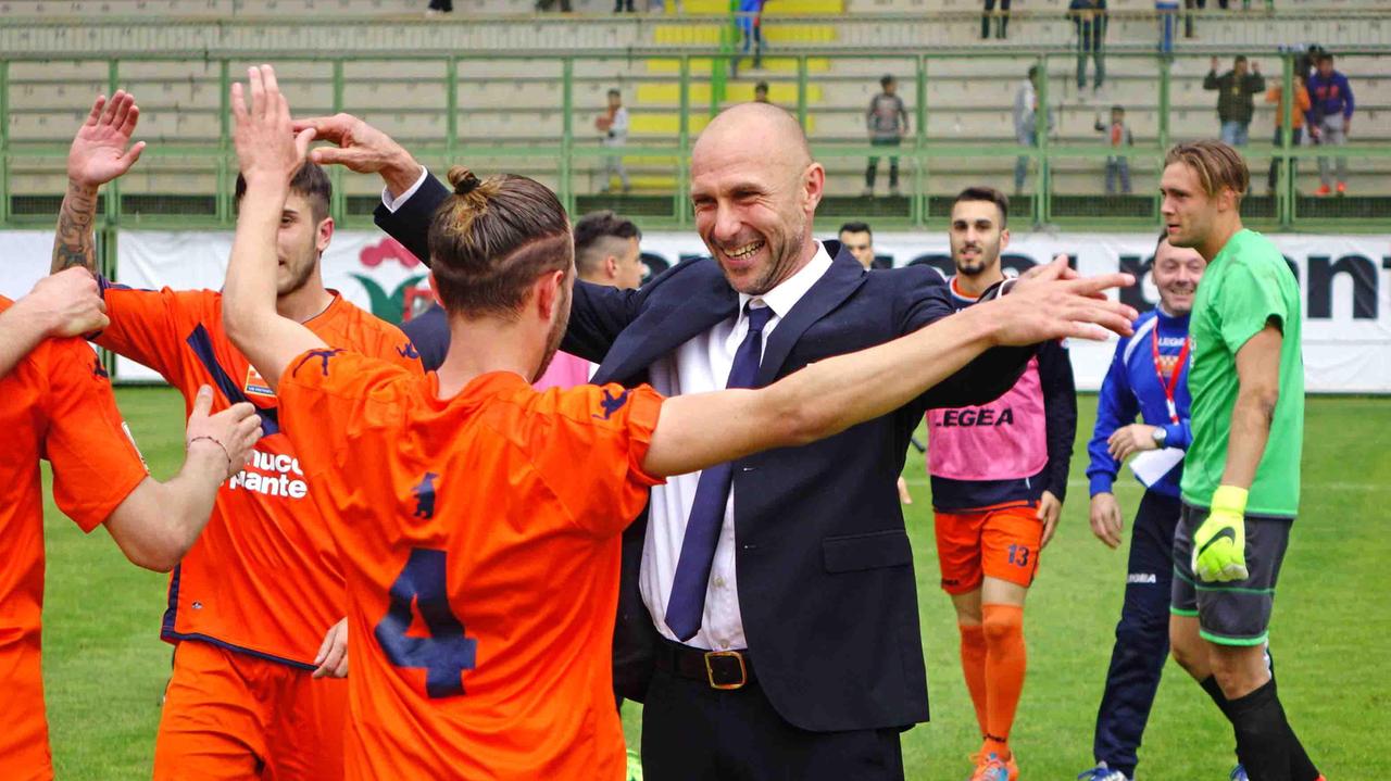 Mungo, autore della doppietta, festeggiato da Sottili (Foto Gori)