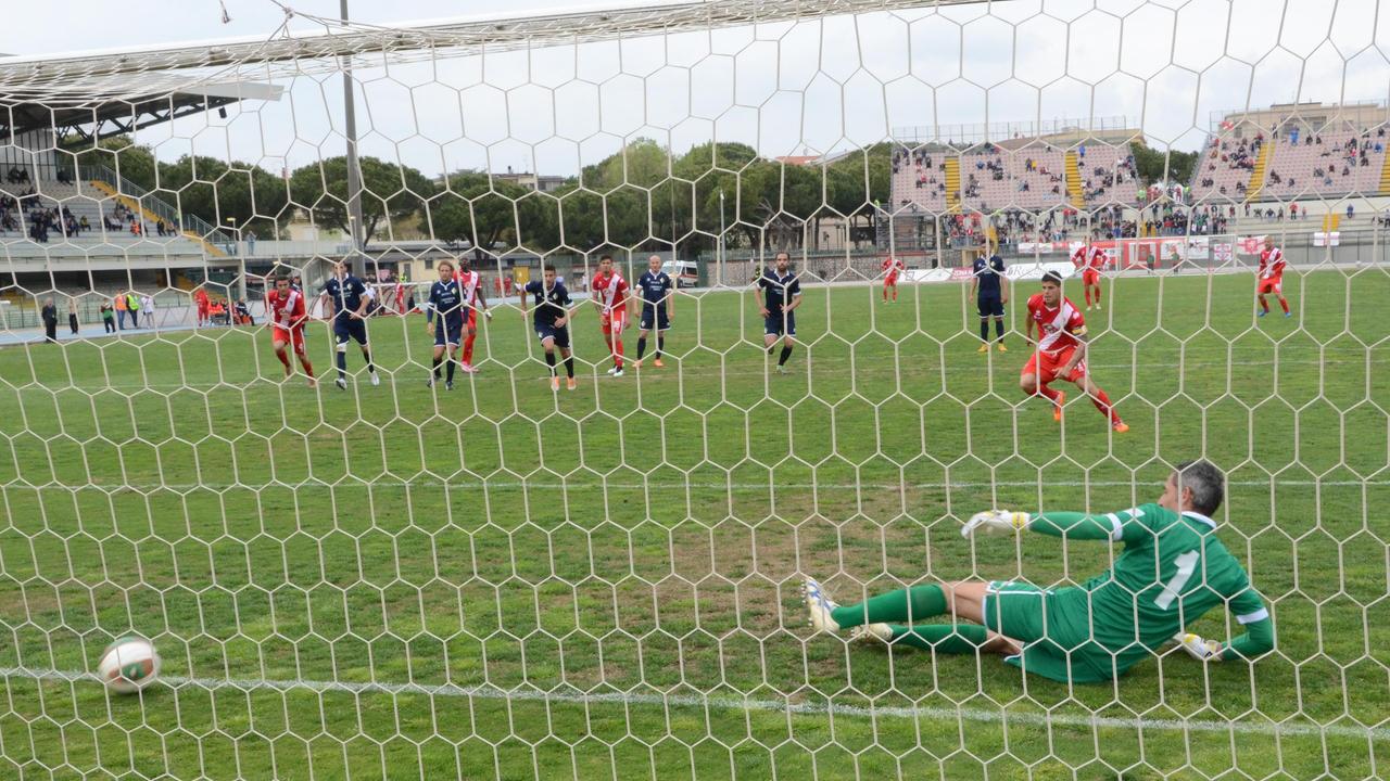 Il calcio di rigore trasformato da Torromino (foto Bf)