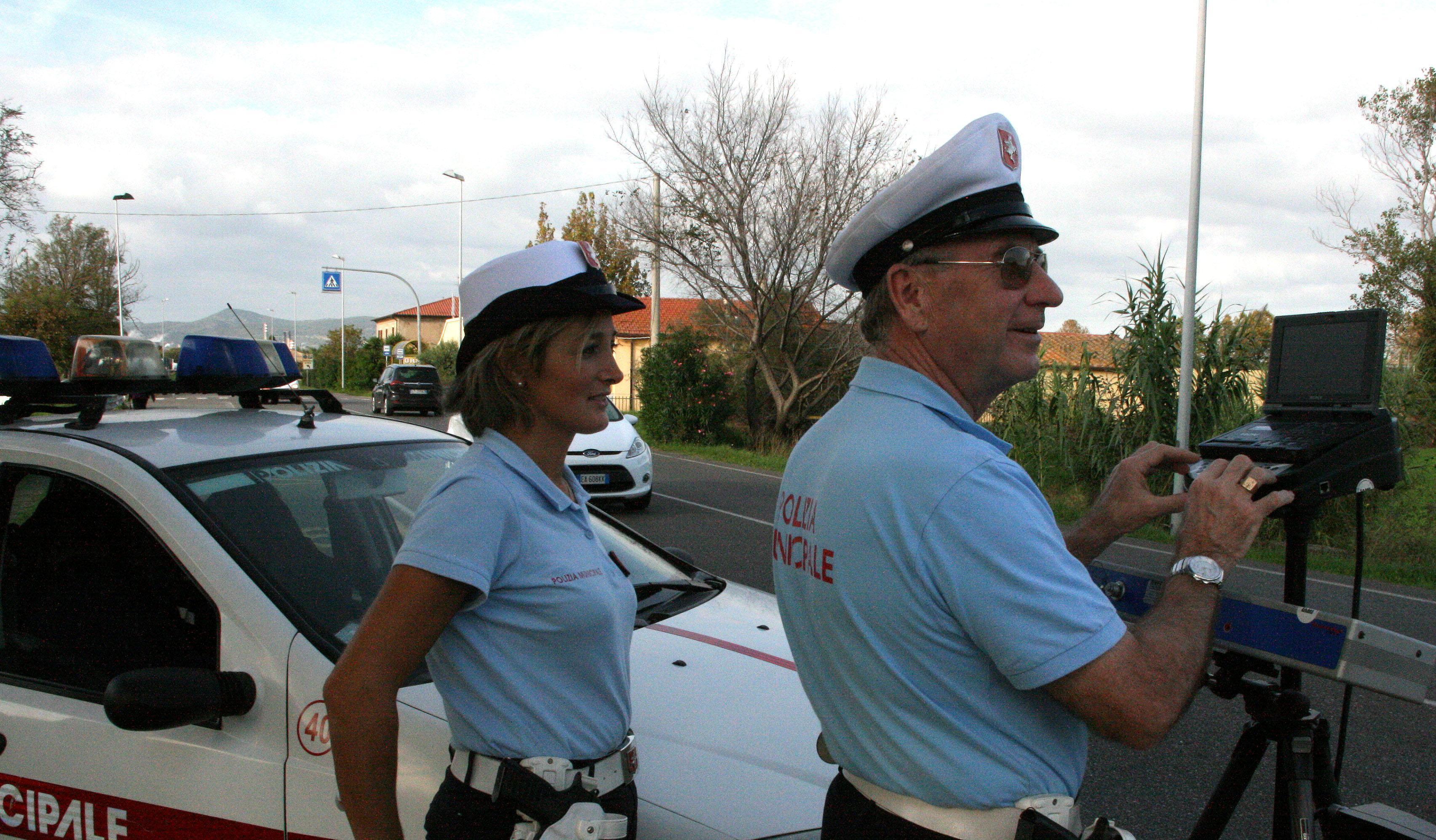 Agenti della polizia municipale di Rosignano impegnati nei controlli con l'autovelox