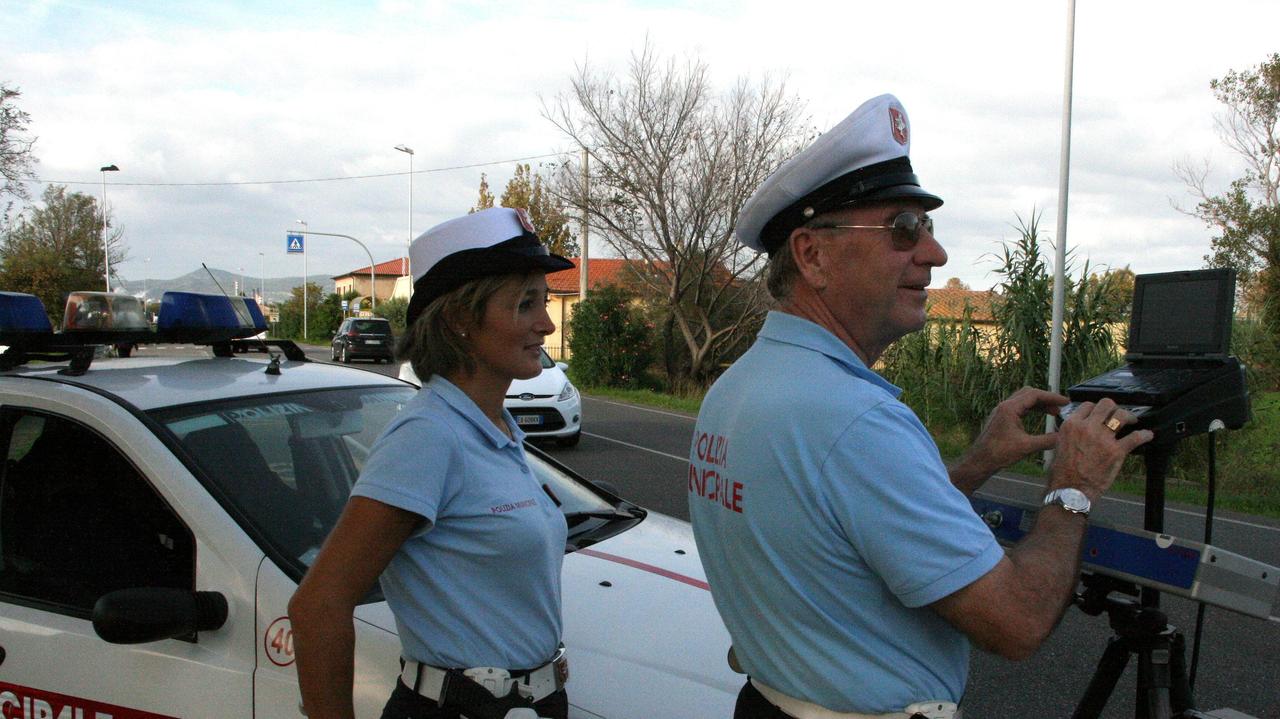 Agenti della polizia municipale di Rosignano impegnati nei controlli con l'autovelox