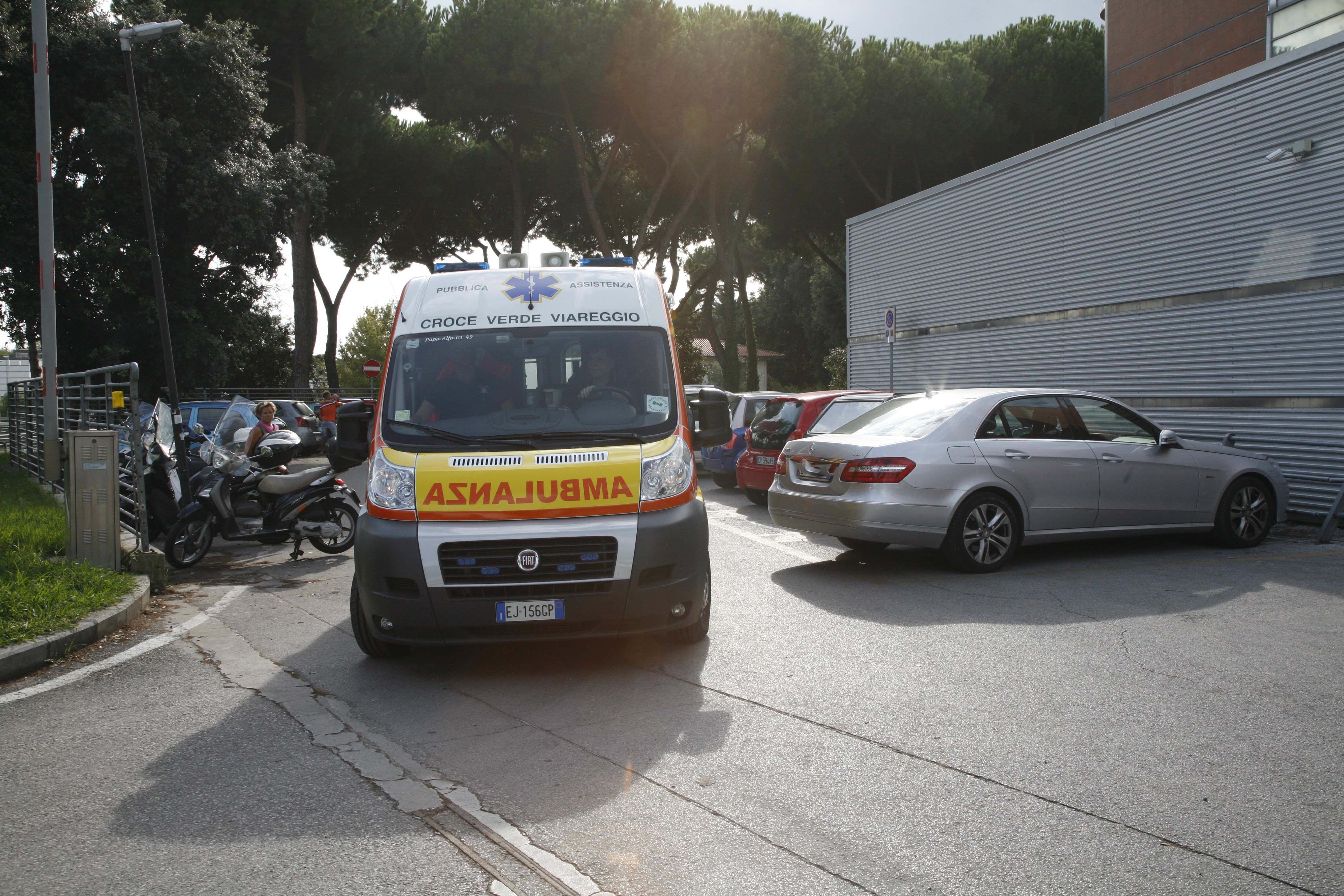 Ambulanza parte dal pronto soccorso dell'ospedale Versilia