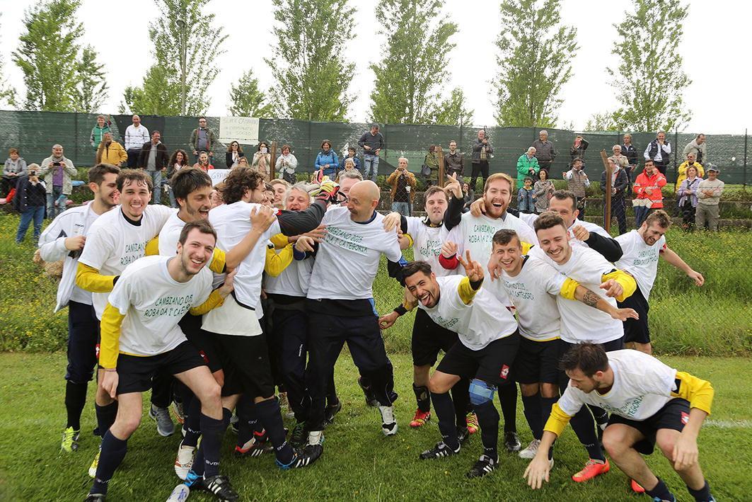 Giocatori e staff del Cambiano in festa per la promozione (Foto Agenzia Carlo Sestini)