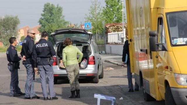 La polizia accanto al chiosco di panini rapinato in via Toscana
