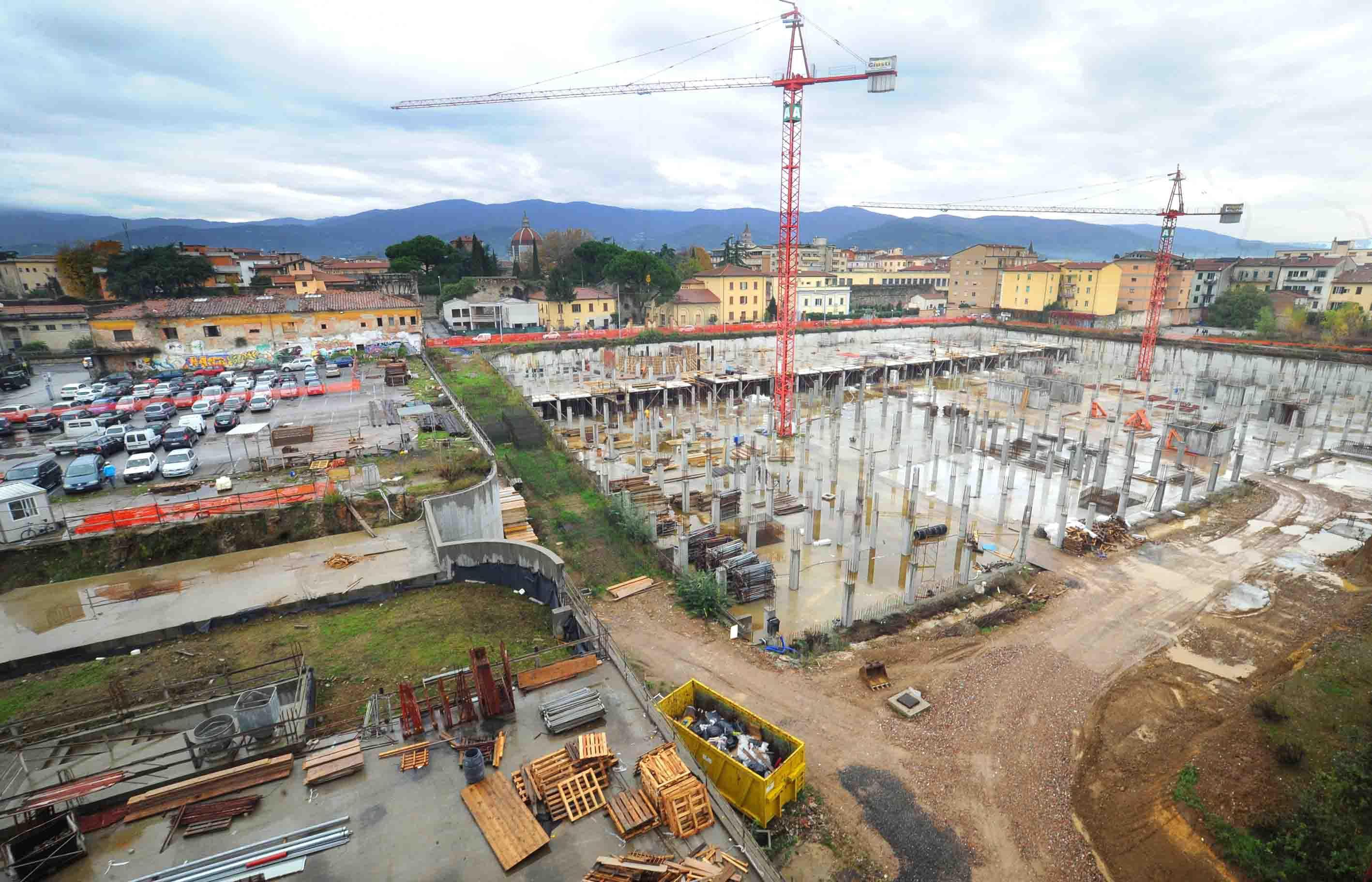 Il cantiere sulla cui gru si è arrampicato l'uomo