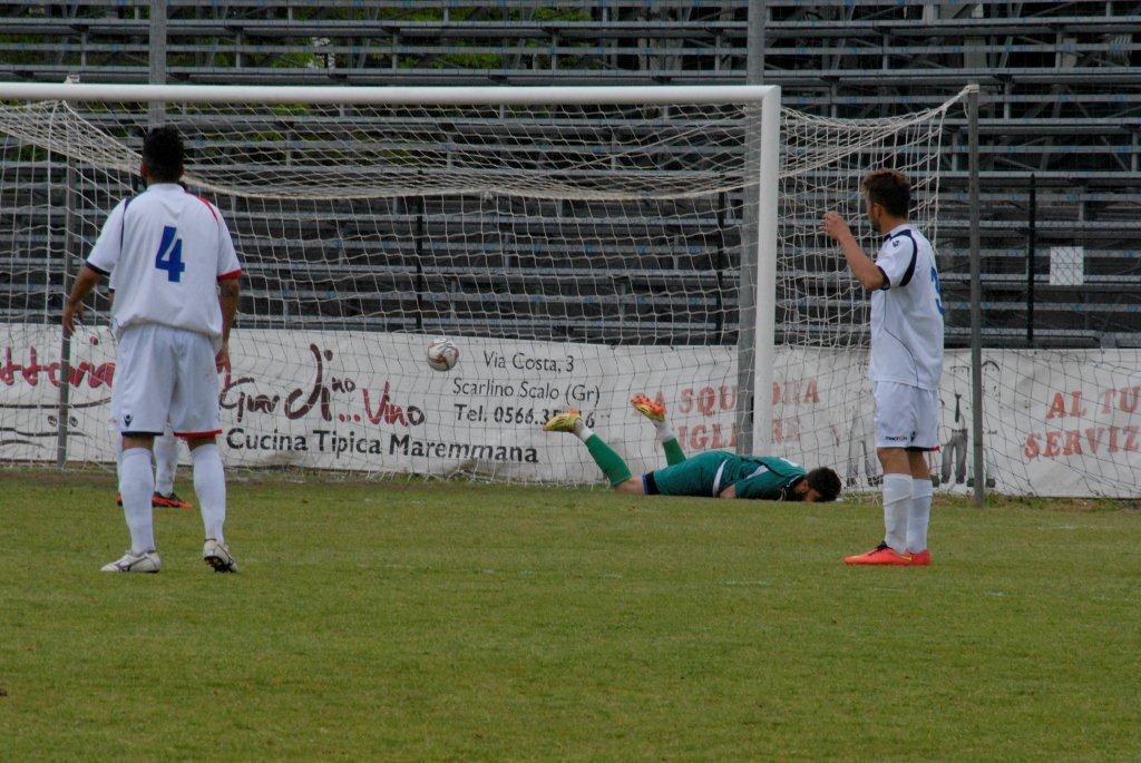 L'errore di Abibi sul cross di Lici per l'1-0 del Ponsacco all'inizio della ripresa (foto Giancarlo Grassi)