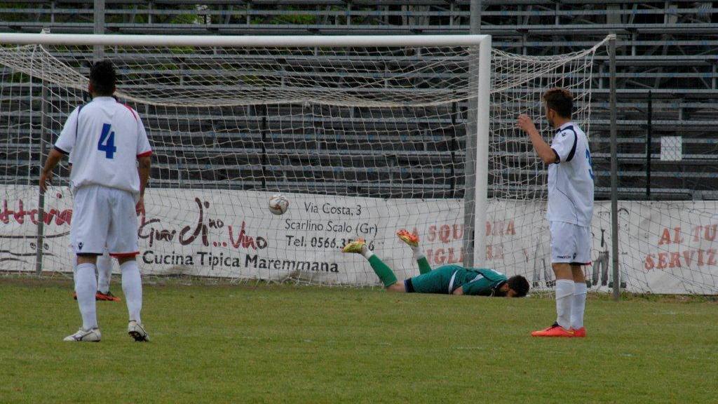 L'errore di Abibi sul cross di Lici per l'1-0 del Ponsacco all'inizio della ripresa (foto Giancarlo Grassi)
