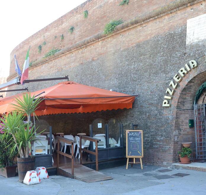 Il giudice boccia la pedana della pizzeria storica 