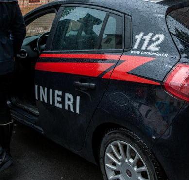Cinque spari contro l’auto Poi la fuga a tutta velocità 
