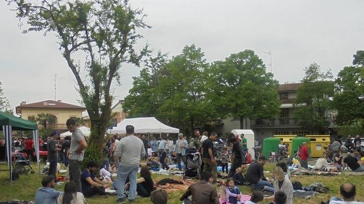 Papotti, picnic di solidarietà in macelleria
